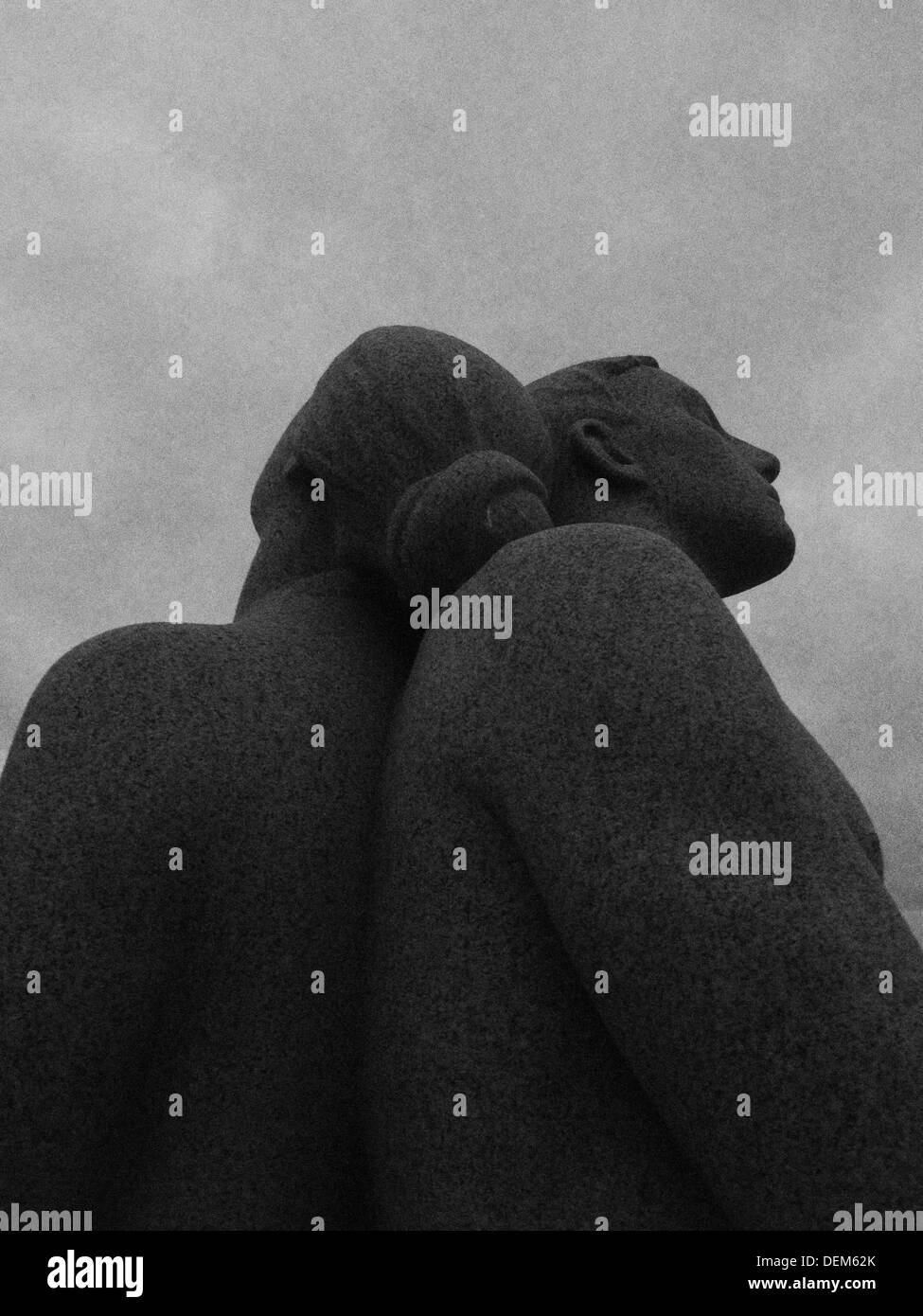 Statua di giovane appoggiata a dorso gli uni contro gli altri per il supporto Foto Stock