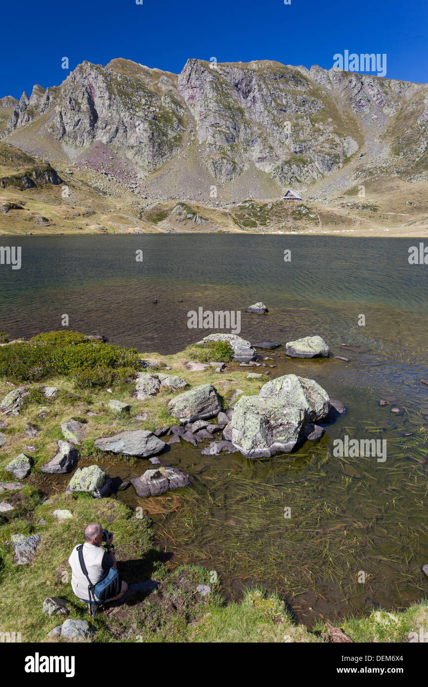 Fotografo presso il lago di Ayous in Pyrénées-Atlantiques, Francia, Europa Foto Stock