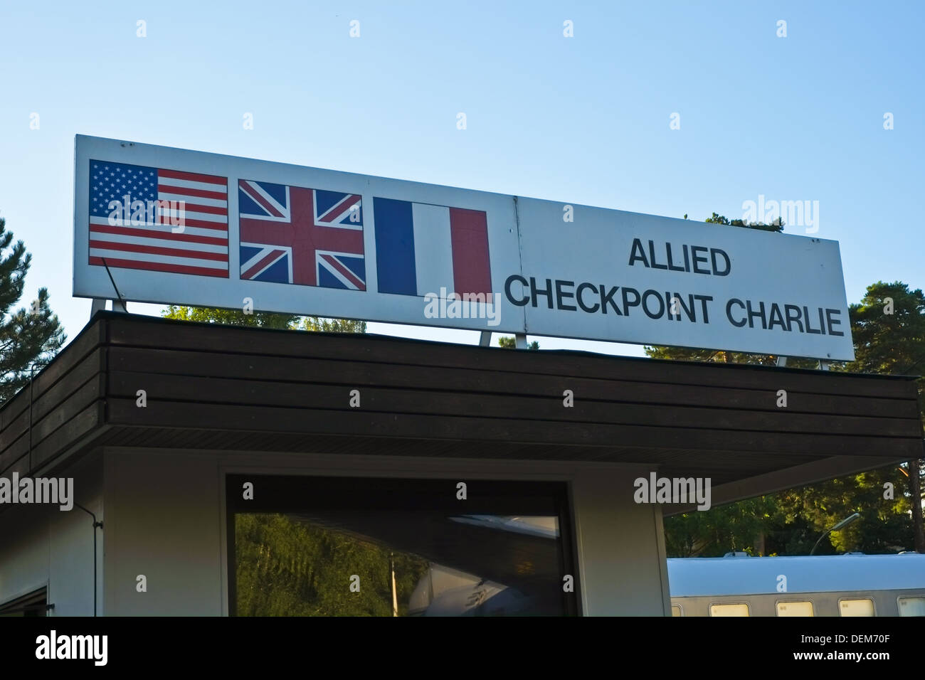 L'originale del Checkpoint Charlie guardpost sul display alla Allied Museum di Berlino. Foto Stock