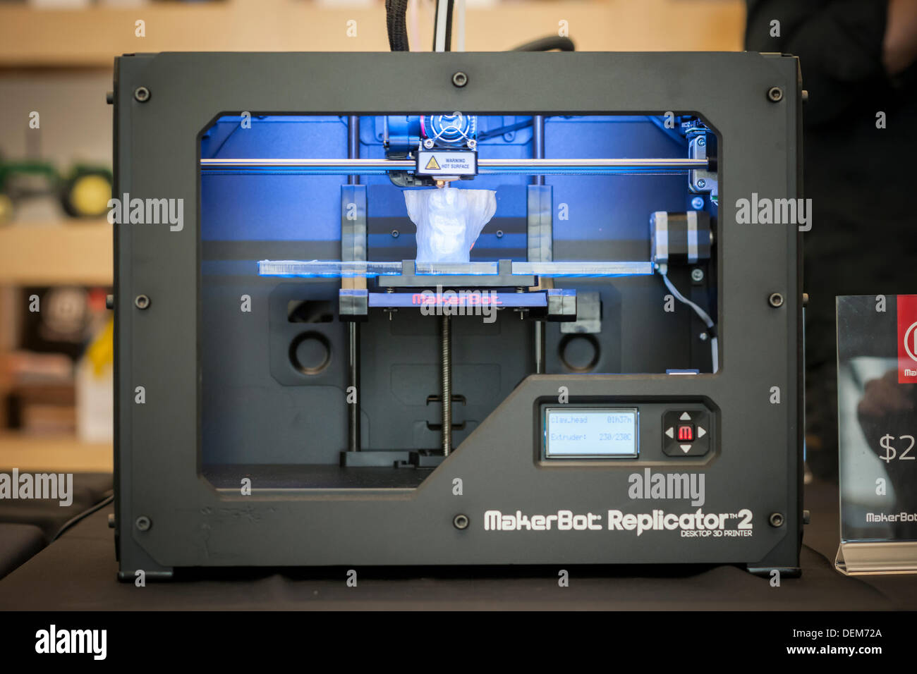 New York, Stati Uniti d'America. Xx Settembre 2013. Un $2199 MakerBot  Industries 'Replicator 2' stampante 3d i bidoni di una scansione di gnome  figura nell'MakerBot uffici a New York venerdì, 20 settembre