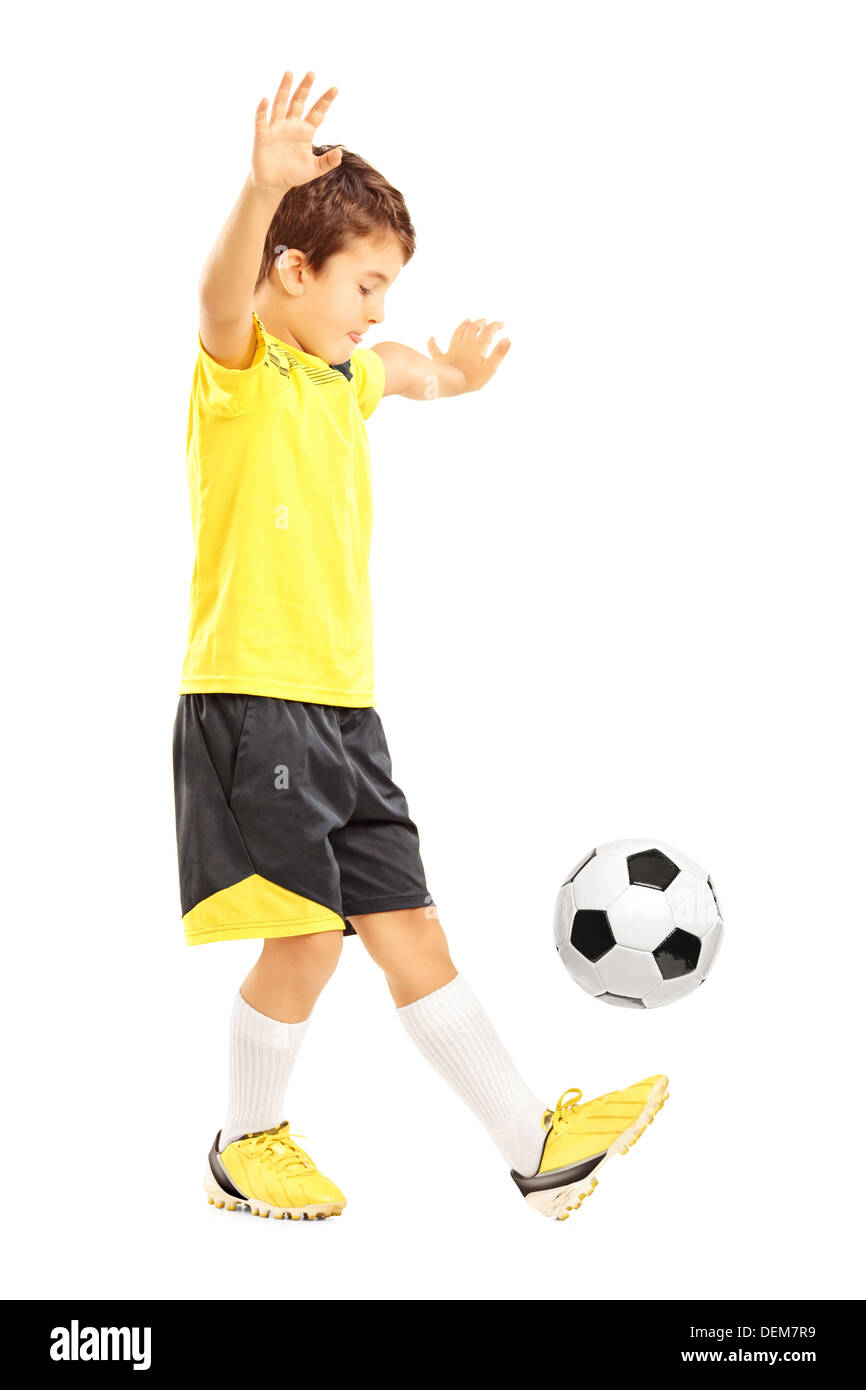A piena lunghezza Ritratto di un ragazzo in sportswear sballottando un pallone da calcio Foto Stock