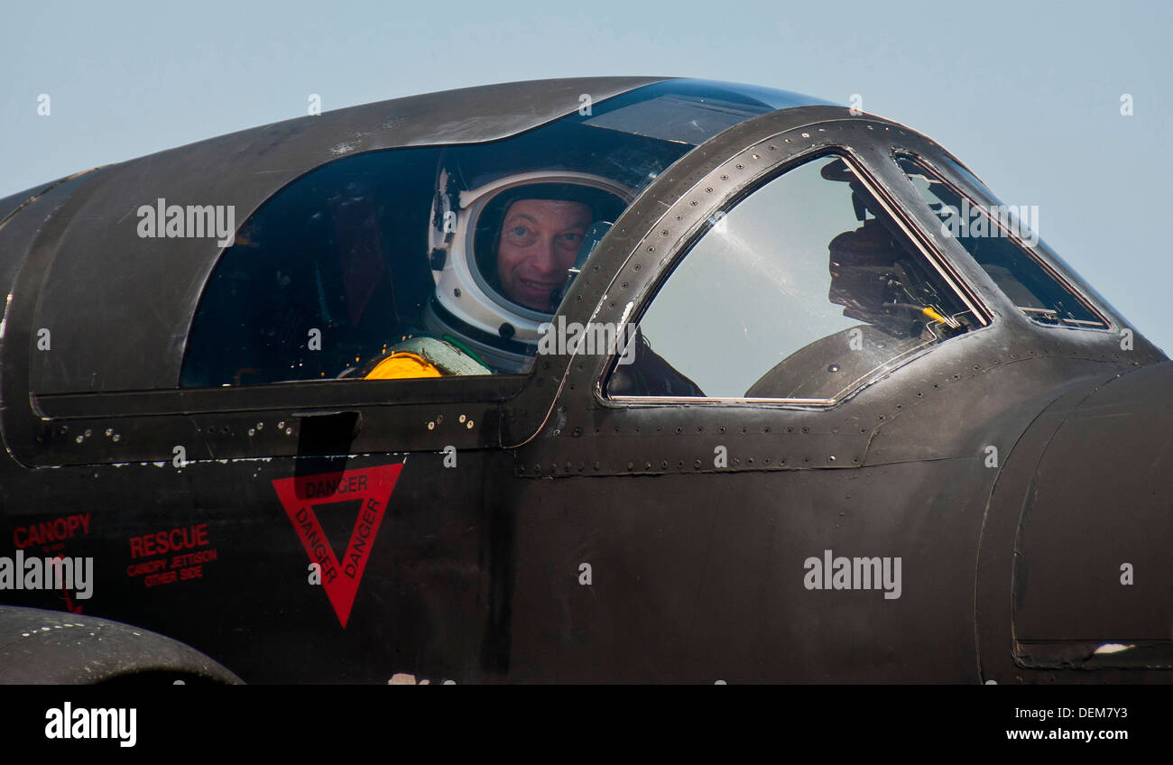 Attore Gary Sinise guarda fuori dalla cabina di pilotaggio del passeggero di un U-2 Dragon Lady aereo spia dopo il ritorno da un alta altitudine volo a 70.000 piedi Giugno 8, 2011 da Beale Air Force Base, CA. L'attore è stato in visita a Beale per documentare la missione della U-2 Dragon Lady e incontro con gli avieri per migliorare il morale. Foto Stock