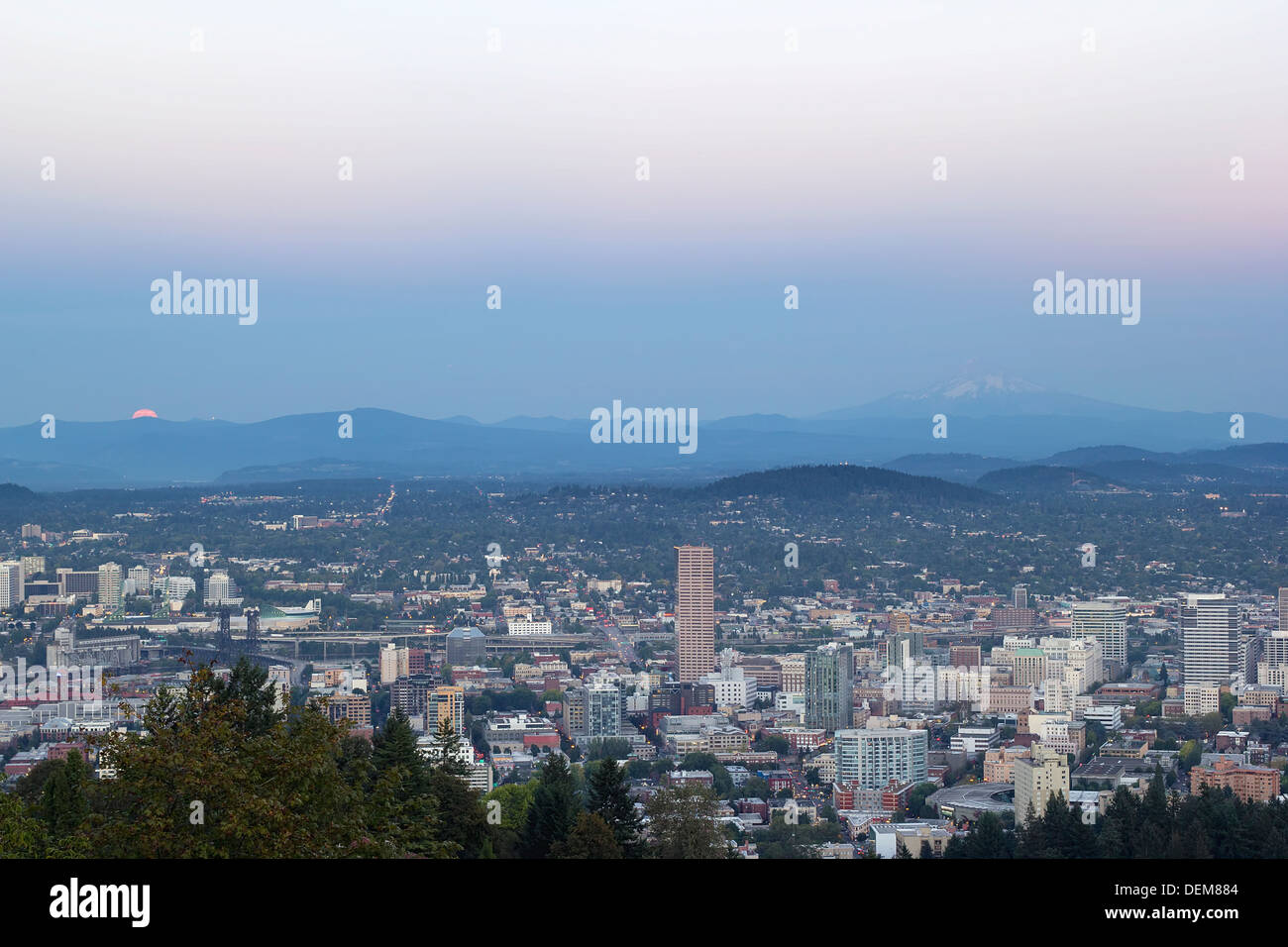 Harvest luna piena ascesa sopra Portland Oregon Cityscape e del Monte Cofano gamma in cascata Foto Stock