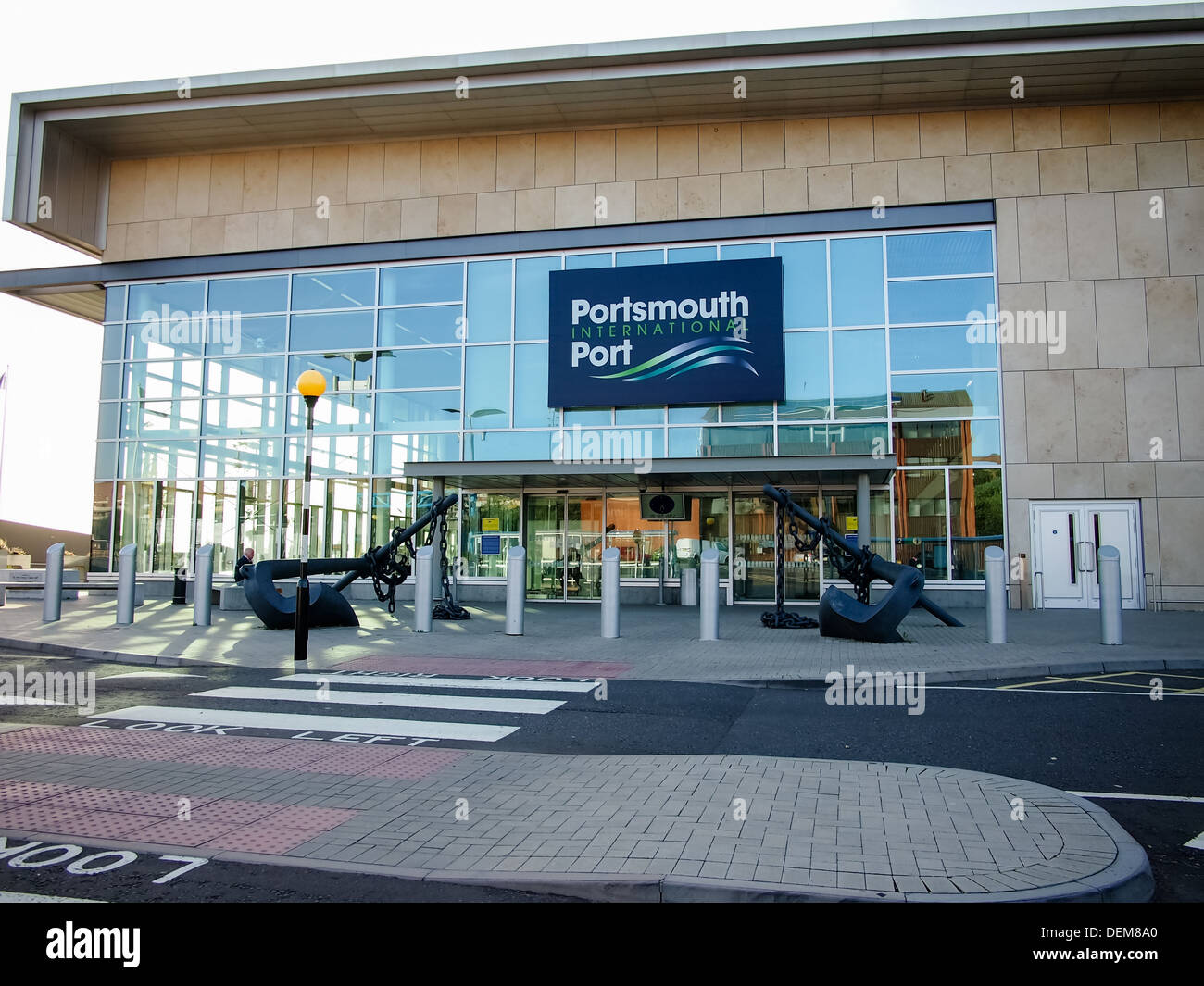 L'entrata dell'edificio del terminal di Portsmouth Porto Internazionale, nel Hampshire, Inghilterra. Foto Stock