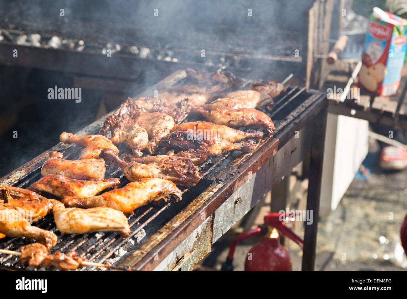 Caraibi pollo jerk viene cucinato in vendita a Notting Hill, Londra, Inghilterra Foto Stock