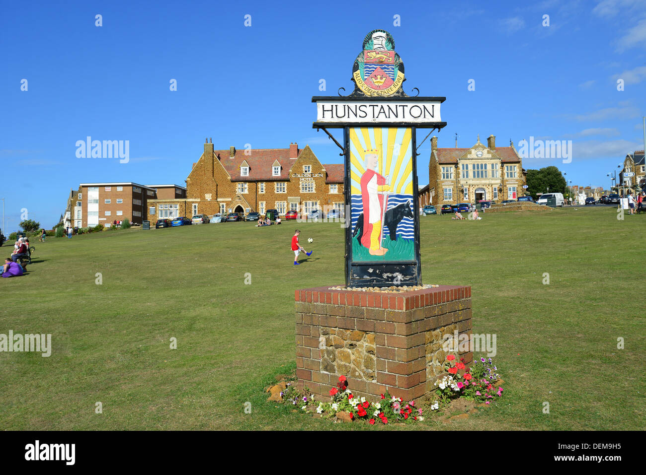 Città segno sul verde, Hunstanton, Norfolk, Inghilterra, Regno Unito Foto Stock