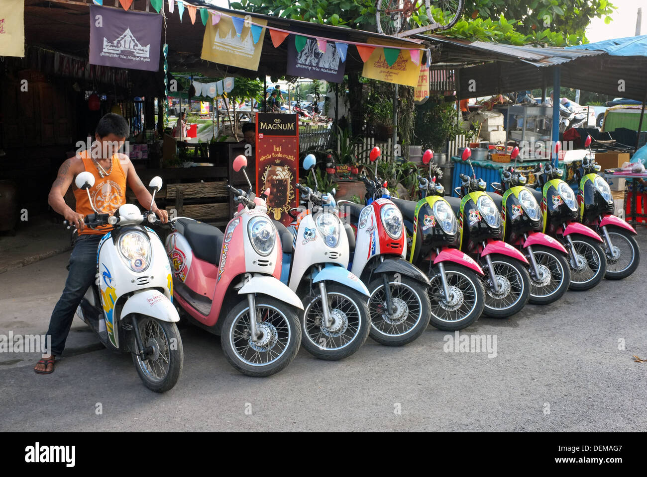 Scooter sono disponibili per affitto ai turisti, Ayutthaya Thailandia Foto Stock