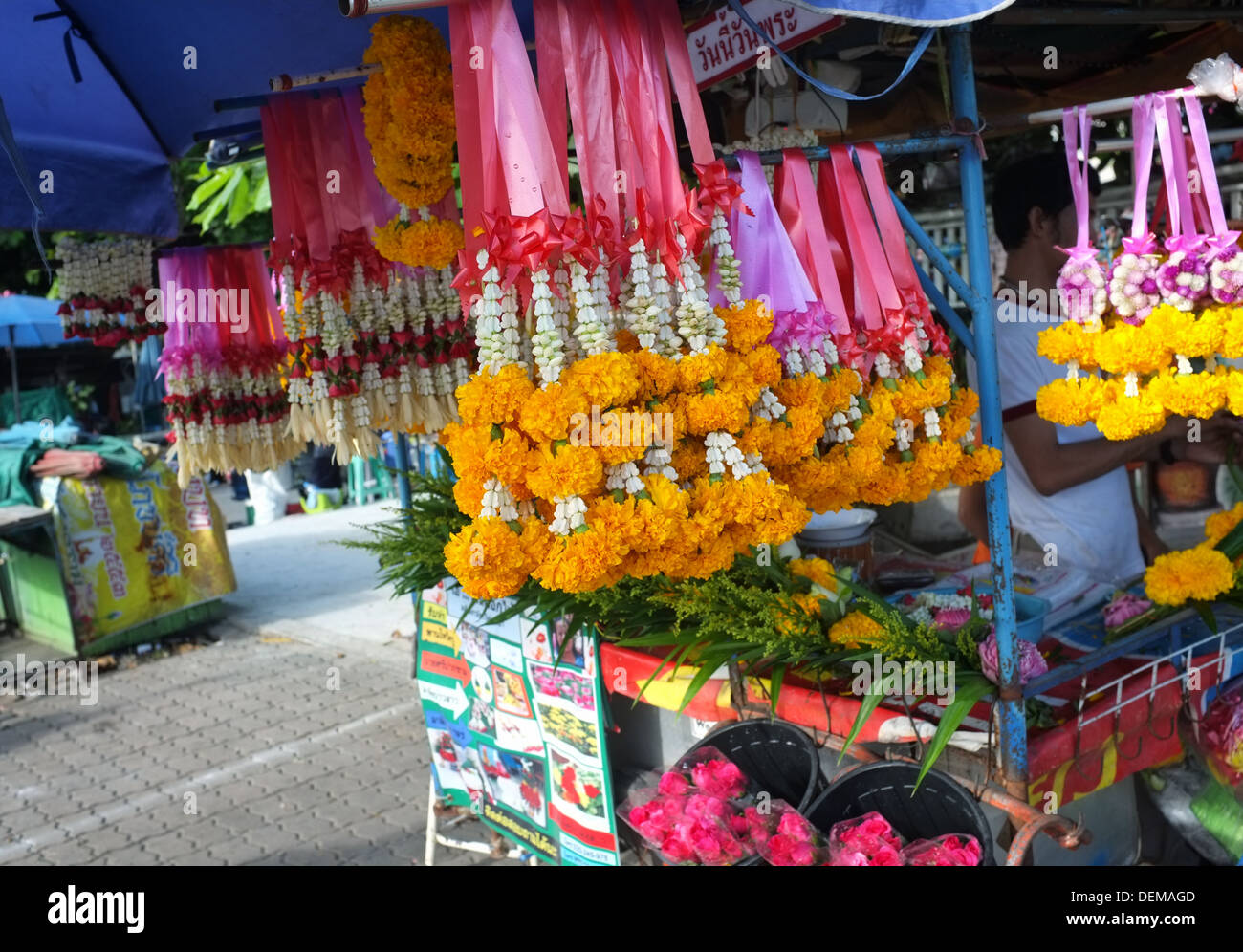 Ghirlande di fiori in vendita in Ayutthaya, Thailandia Foto Stock