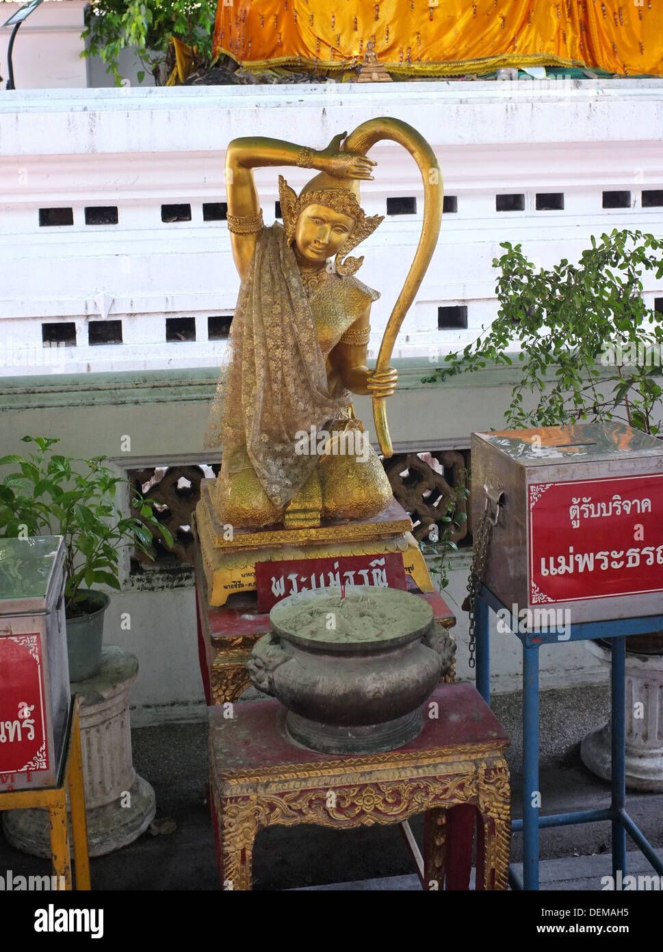 Phra Mae Thorani (dea della terra) statua al tempio buddista di Bangkok Foto Stock