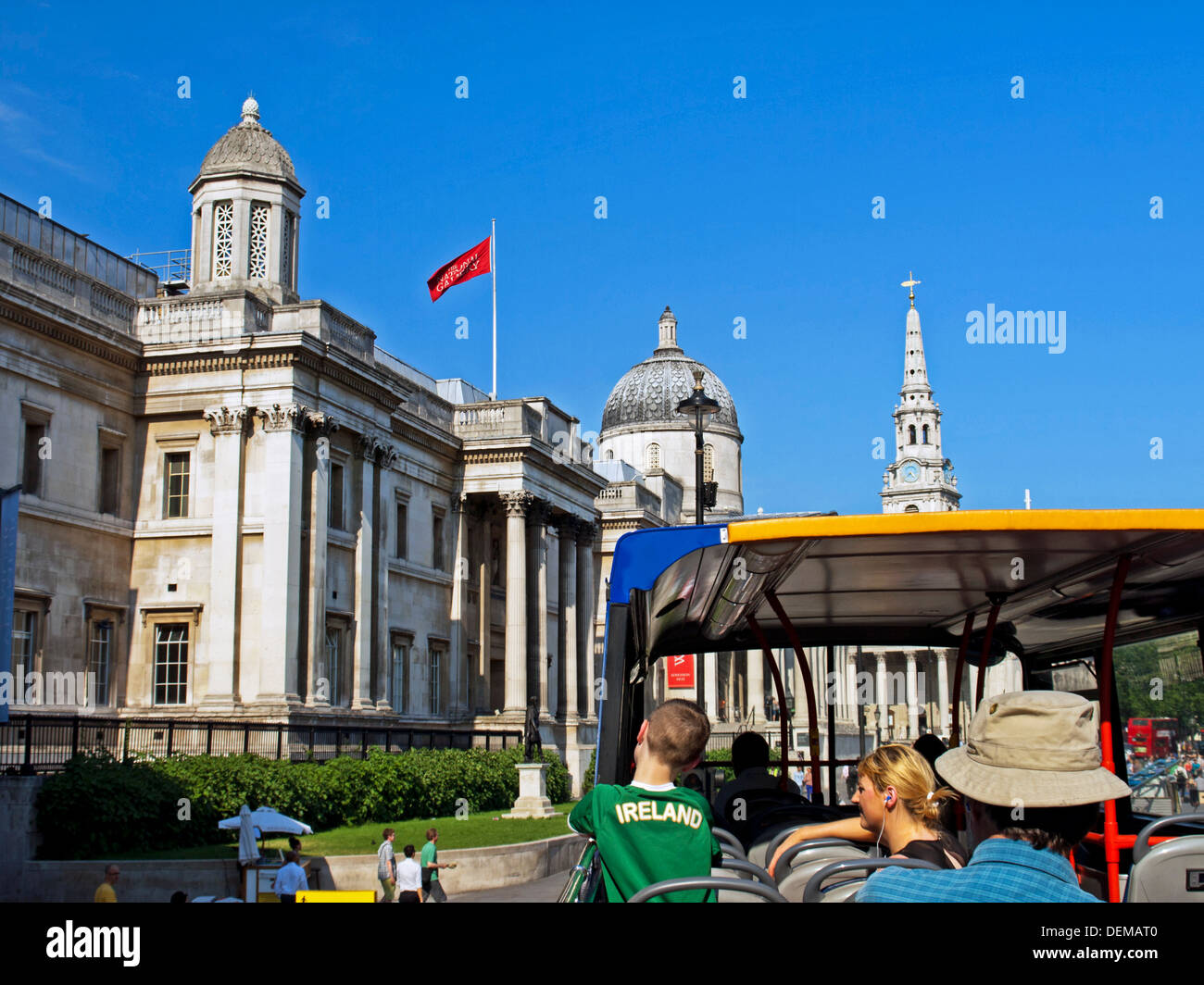 Vista della Galleria Nazionale e San Martino-in-the-Fields da open top sightseeing bus, London, England, Regno Unito Foto Stock