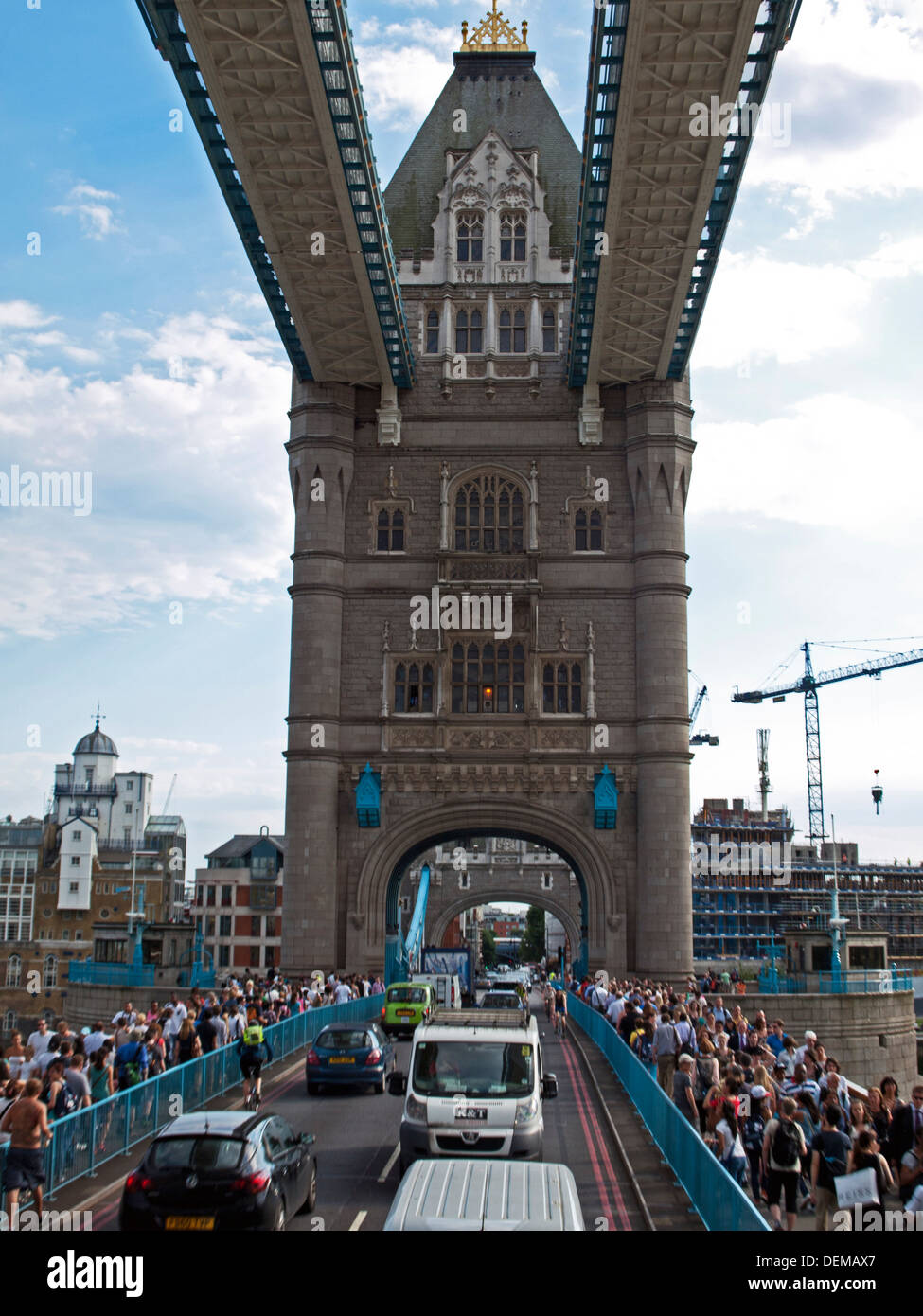 Ufficio lavoratori camminando sul Ponte della Torre dopo il lavoro, London, England, Regno Unito Foto Stock