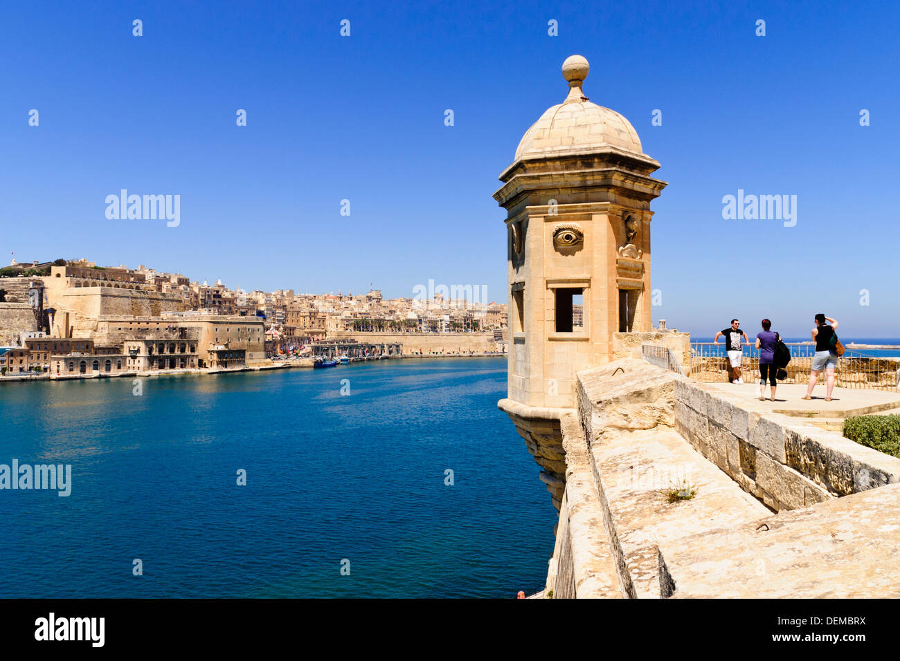 Vista sul Porto Grande di La Valletta e da 'vedette' torre di avvistamento al rifugio sicuro giardini, Senglea, Malta. Foto Stock