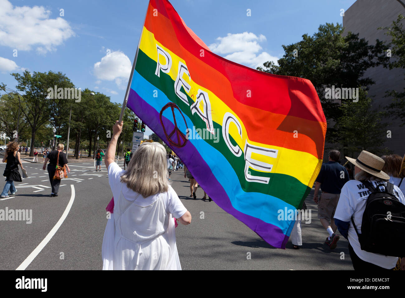 Donna arcobaleno sventola bandiera della pace - Washington DC, Stati Uniti d'America Foto Stock