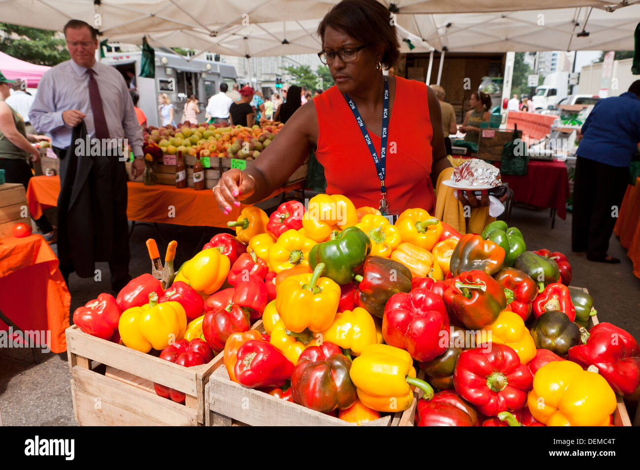 Donna acquisto di peperoni al mercato degli agricoltori - Washington DC, Stati Uniti d'America Foto Stock