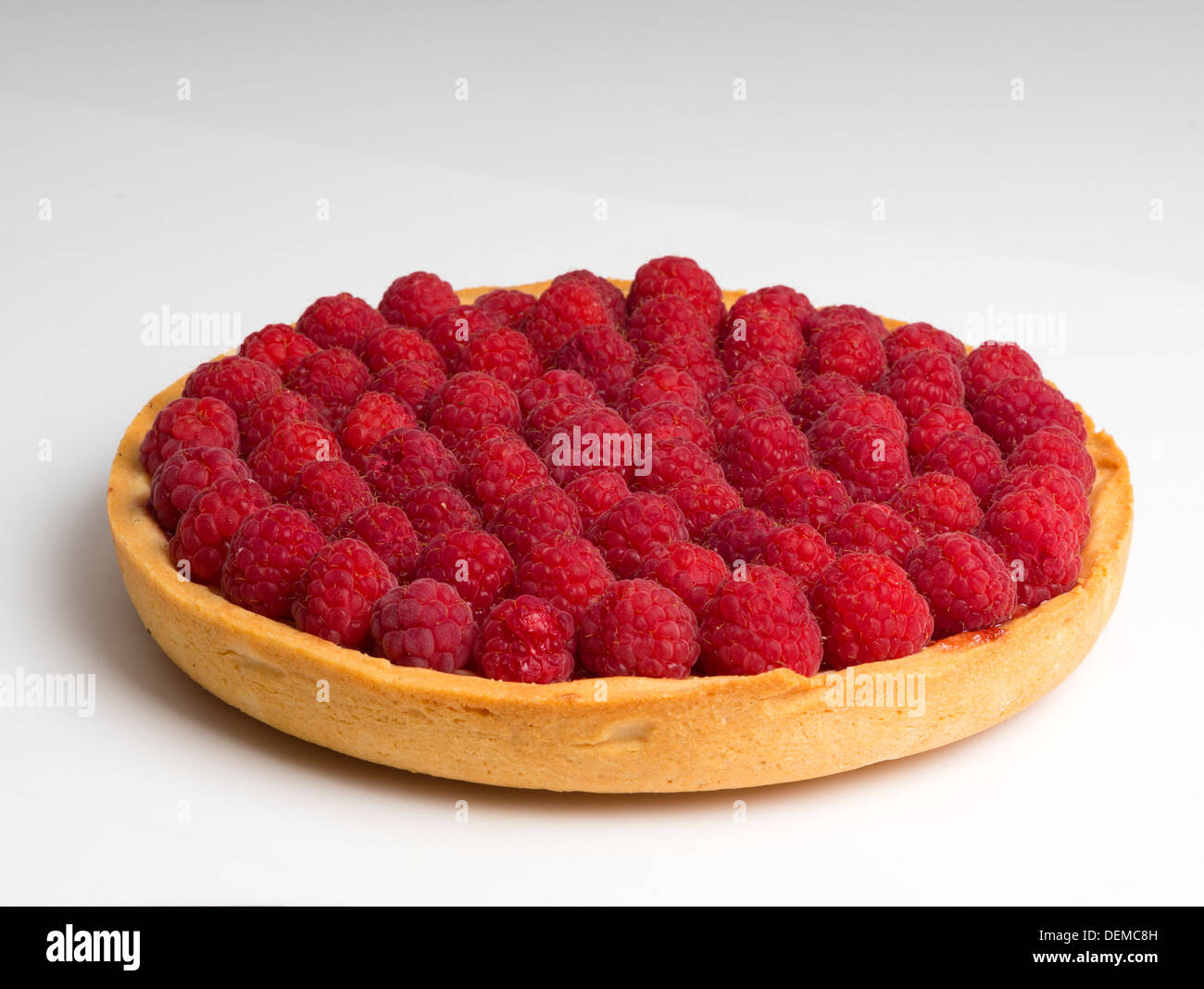 Raspberry tart intaglio isolato su sfondo bianco Foto Stock