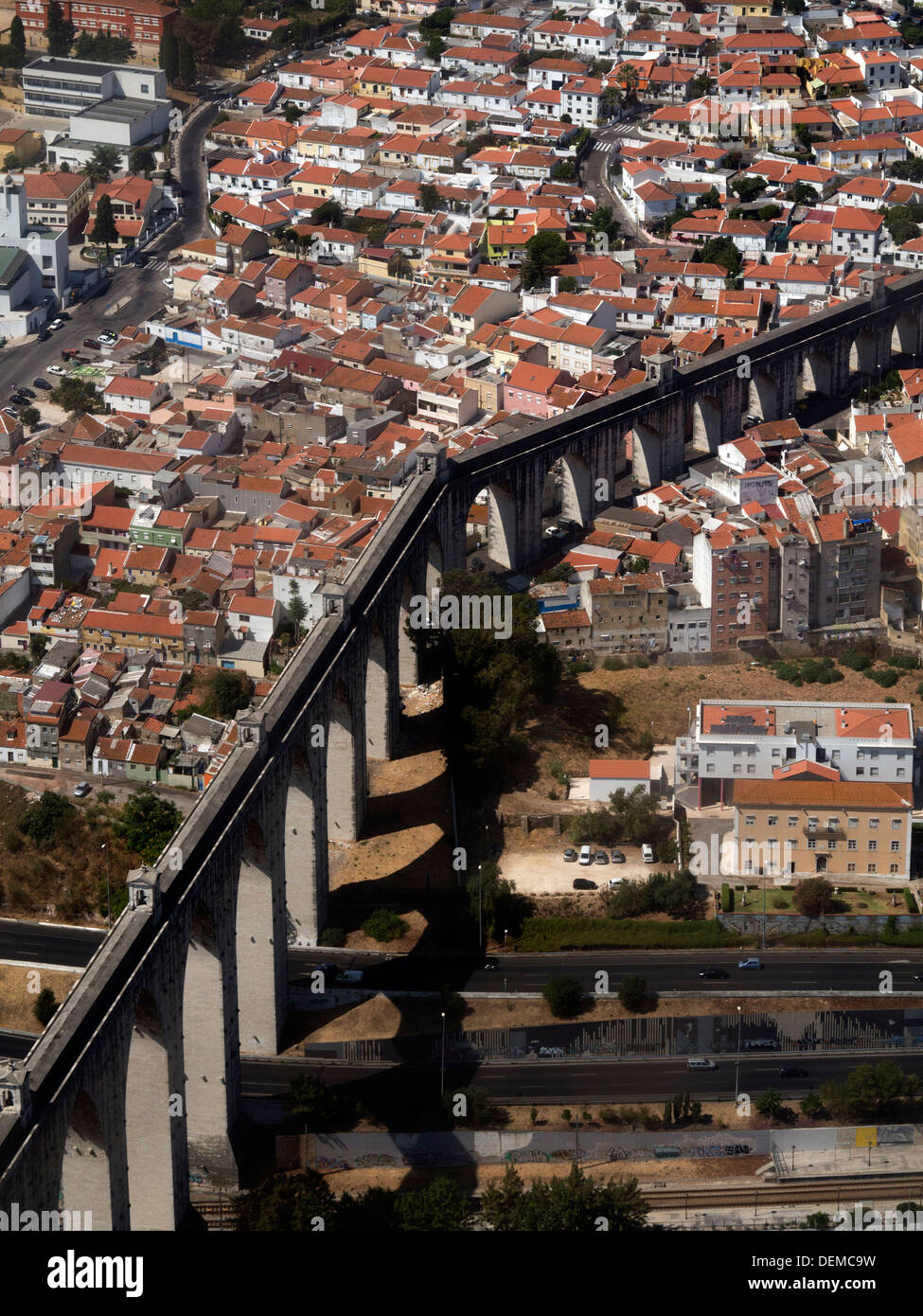 Vista aerea del Aguas Livres acquedotto a Lisbona, Portogallo Foto Stock