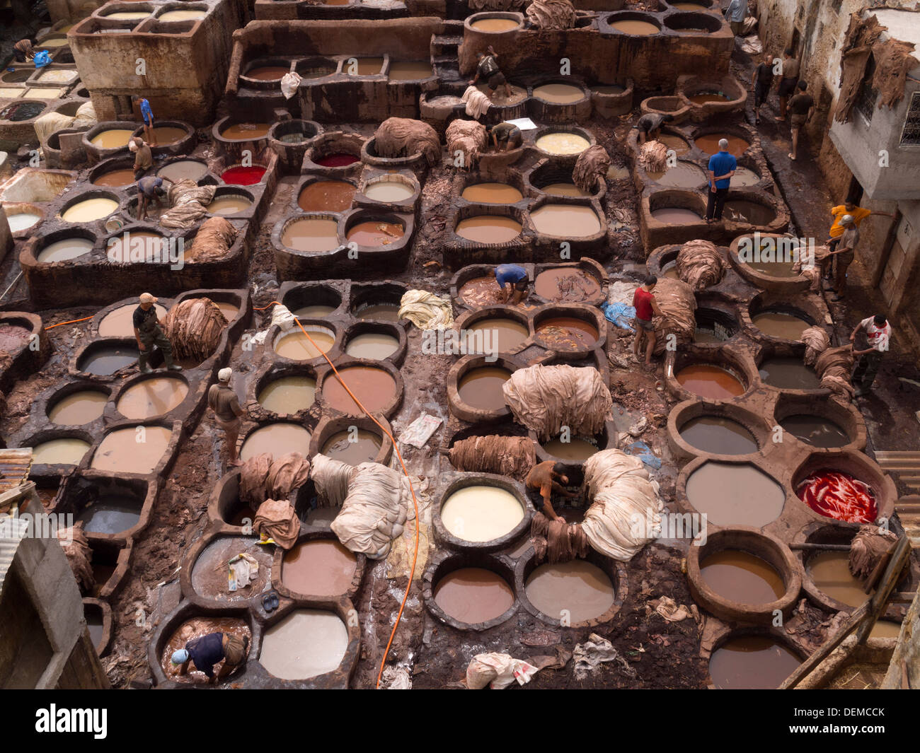 Pelle Chouwara conceria di Fez, Marocco Foto Stock