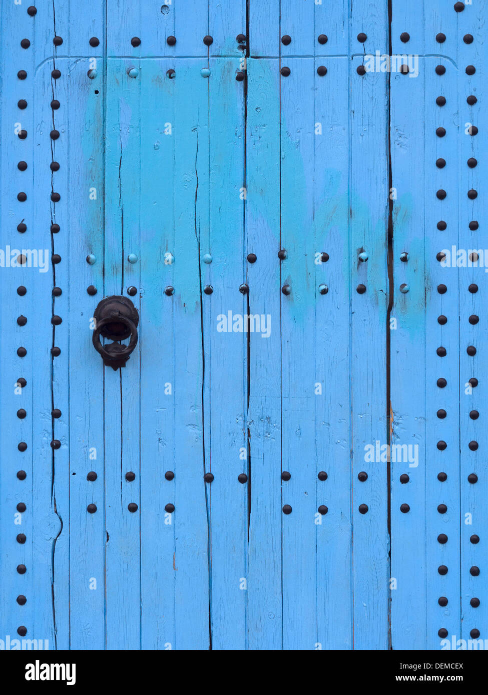 Blu porta in legno a Chefchaouen, Marocco Foto Stock