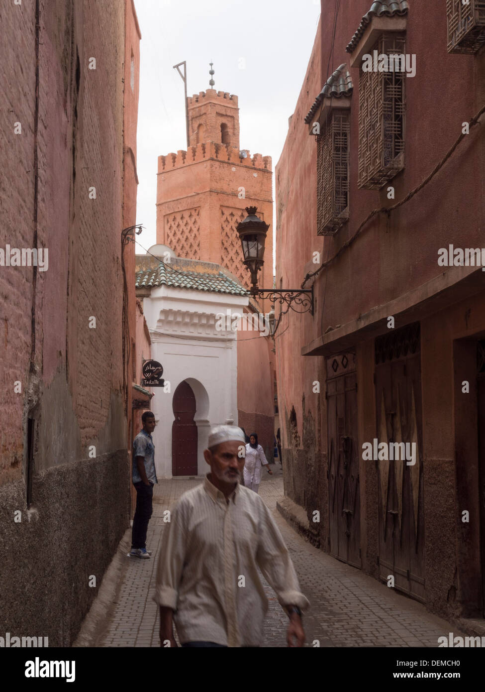 Il vecchio uomo con giubbotti di tipiche in una strada a Marrakech, Marocco Foto Stock
