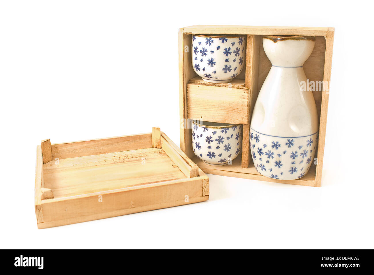 Antiquariato vaso di porcellana e tazze in una scatola di legno isolato su bianco Foto Stock