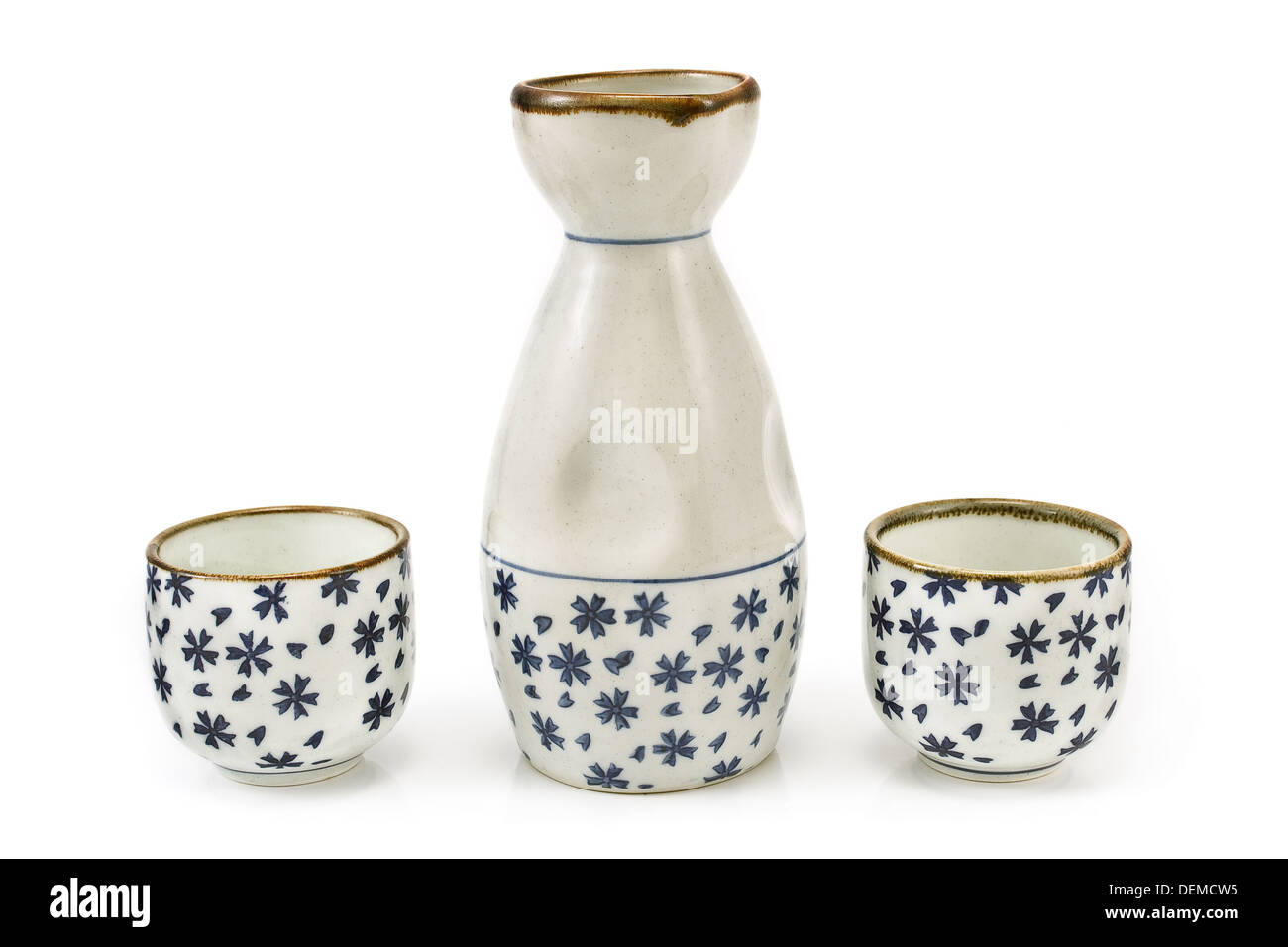 Antiquariato vaso di porcellana e tazze isolato su bianco Foto Stock