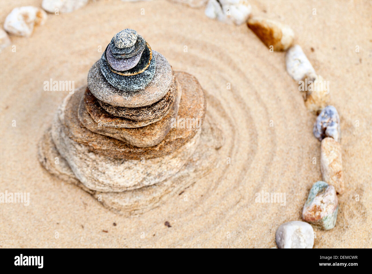 Zen piramide di pietre sulla sabbia Foto Stock