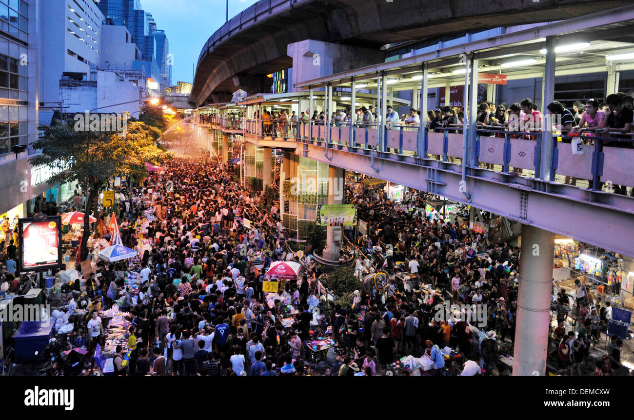 Songkran Festival (Festival dell'acqua) in Silom, Bangkok Foto Stock