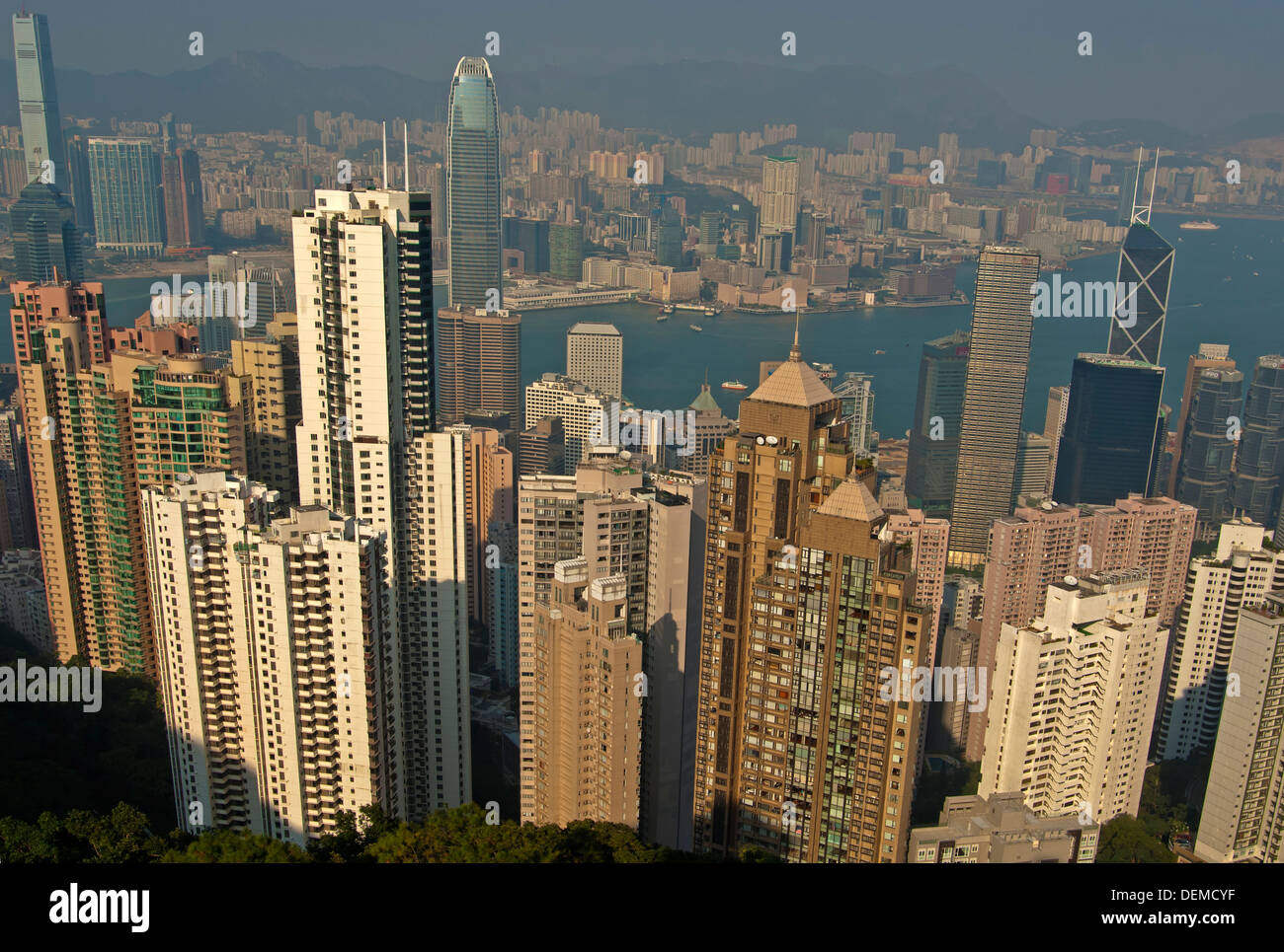 Vista attraverso i grattacieli nel quartiere centrale e il porto di Victoria a Kowloon, Hong Kong Foto Stock