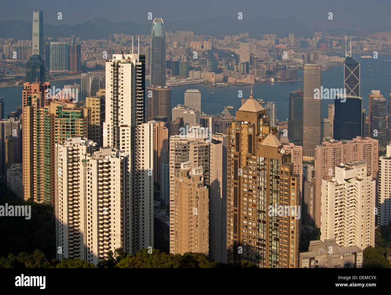 Vista attraverso i grattacieli nel quartiere centrale e il porto di Victoria a Kowloon, Hong Kong Foto Stock