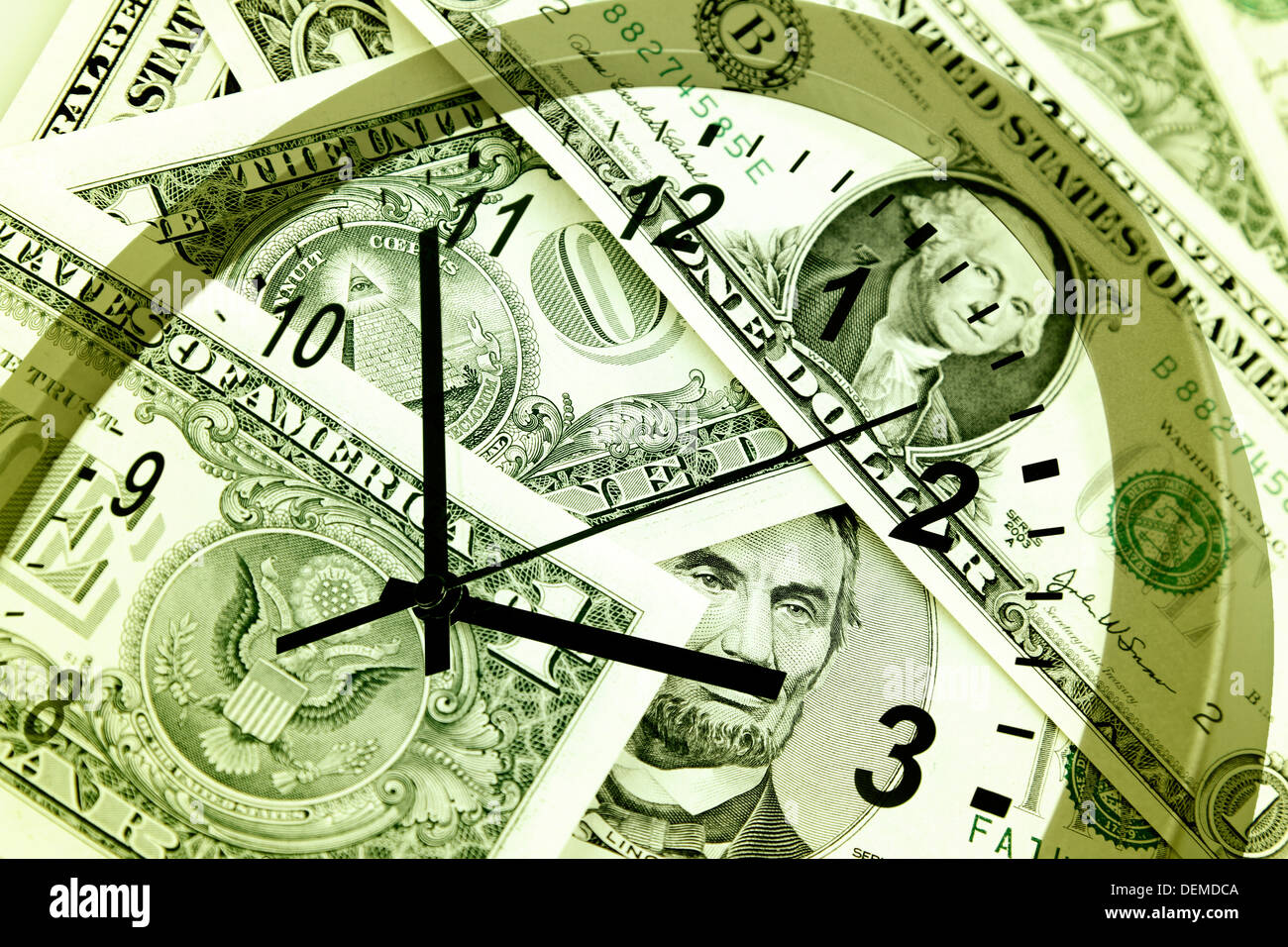 Orologio e banconote. Il tempo è denaro concept Foto Stock