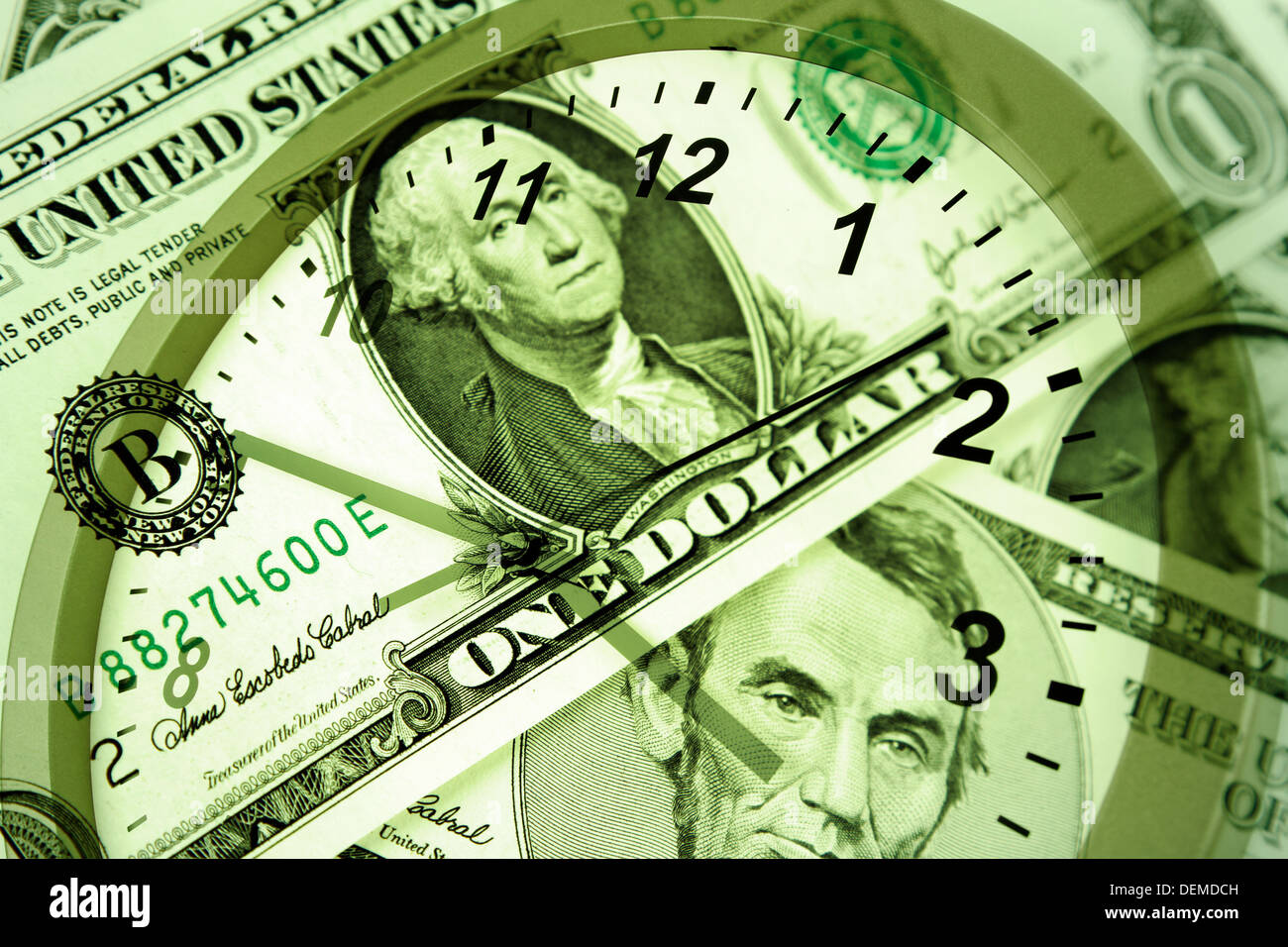 Orologio e banconote. Il tempo è denaro concept Foto Stock