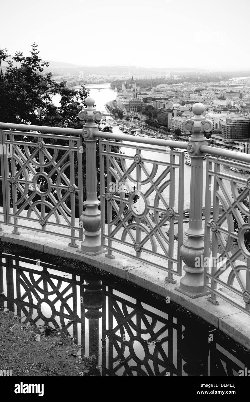 Una pozzanghera sulla collina Gillert, Budapest, con una vista del fiume Danubio in distanza. Foto Stock