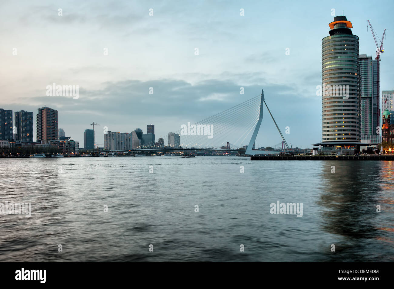 Steely sky e acque di Nieuwe Maas river a Rotterdam, Olanda, centro città skyline, Ponte Erasmus nel mezzo. Foto Stock