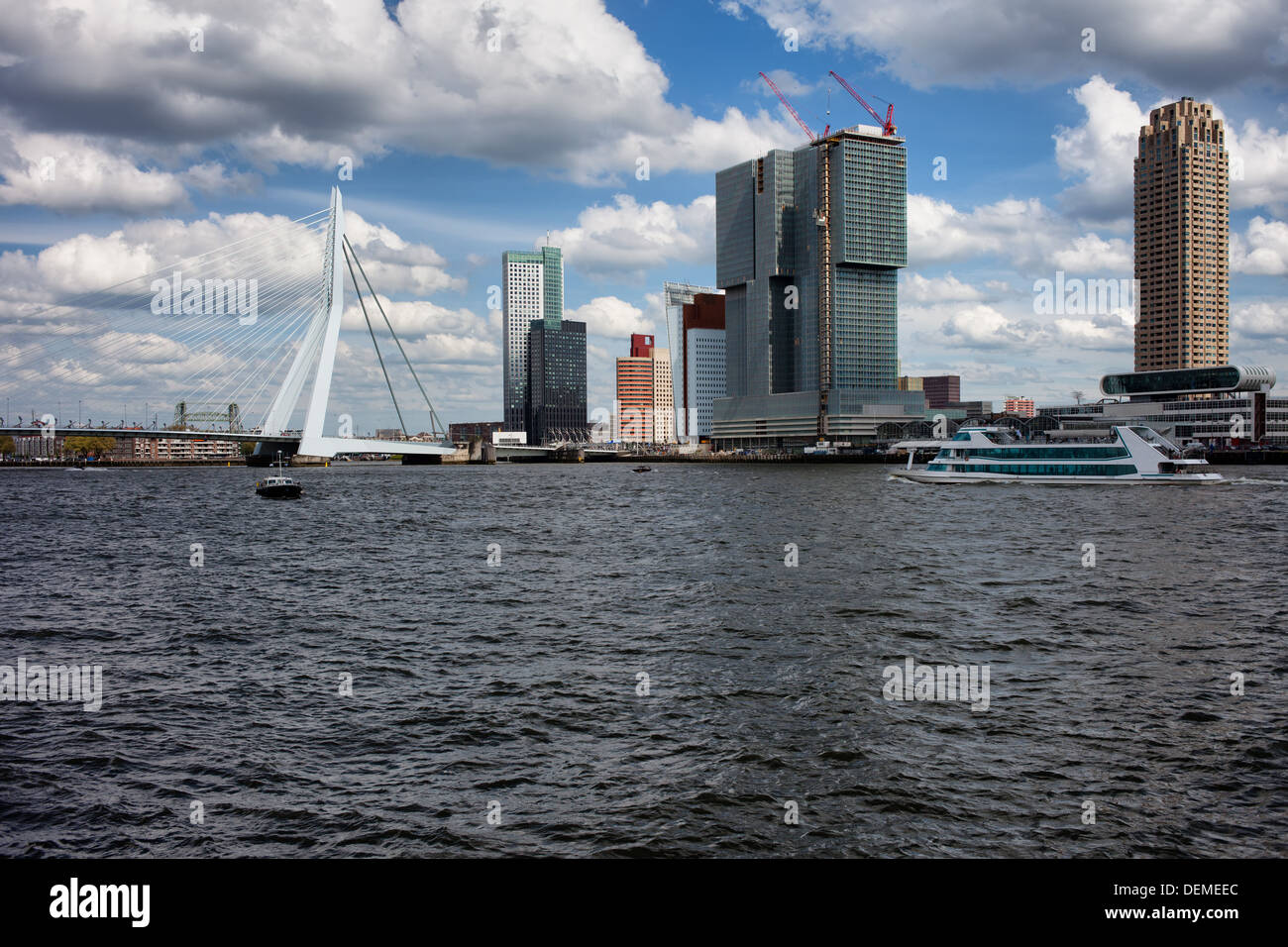 Il centro della città di Rotterdam, Nieuwe Maas del fiume e del Ponte Erasmus in Paesi Bassi, South Holland provincia. Foto Stock