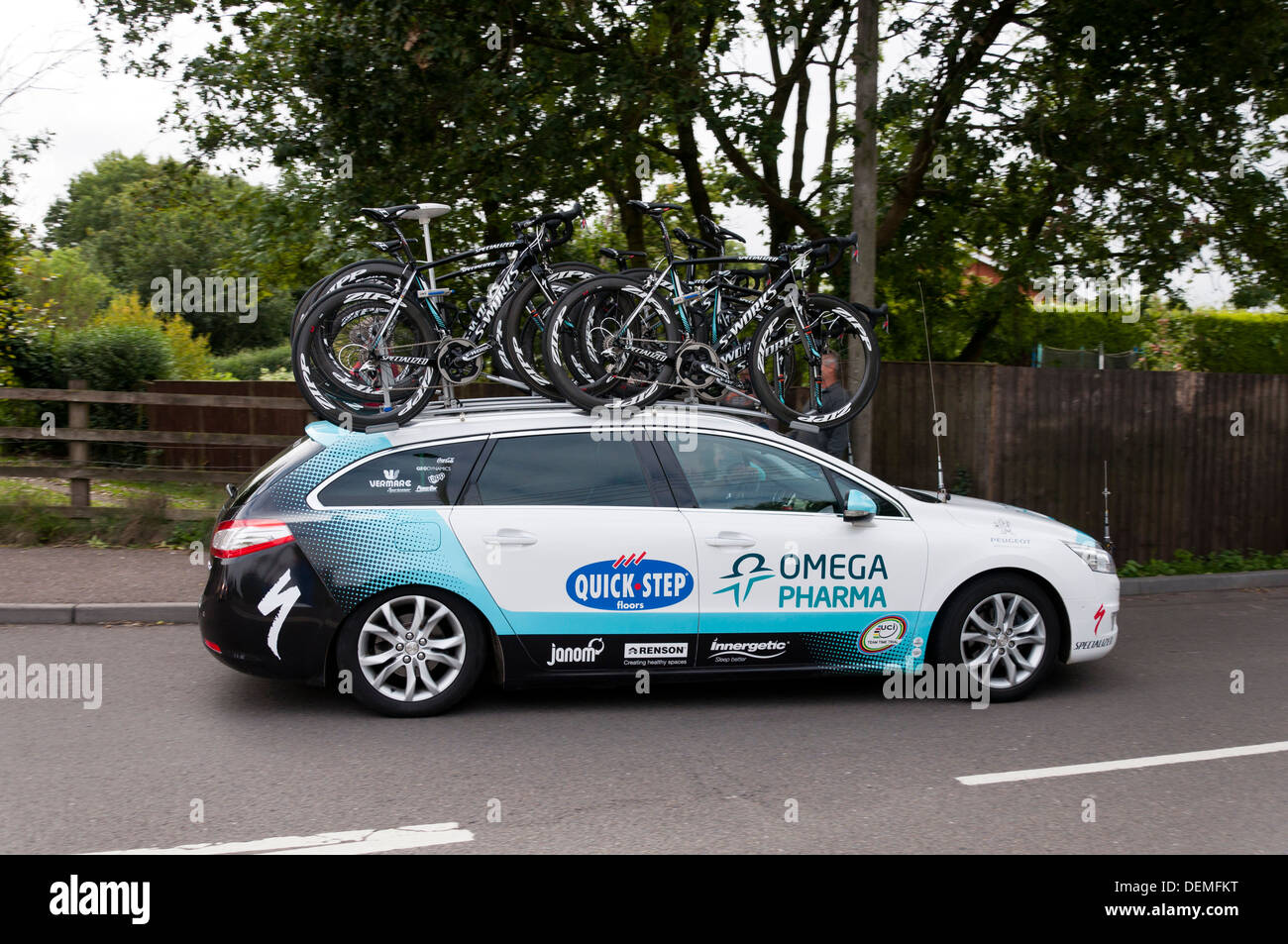 Ciclo professionale racing team supporto veicolo auto durante il 2013 Tour della Gran Bretagna, fase 6, Willand Devon. Foto Stock