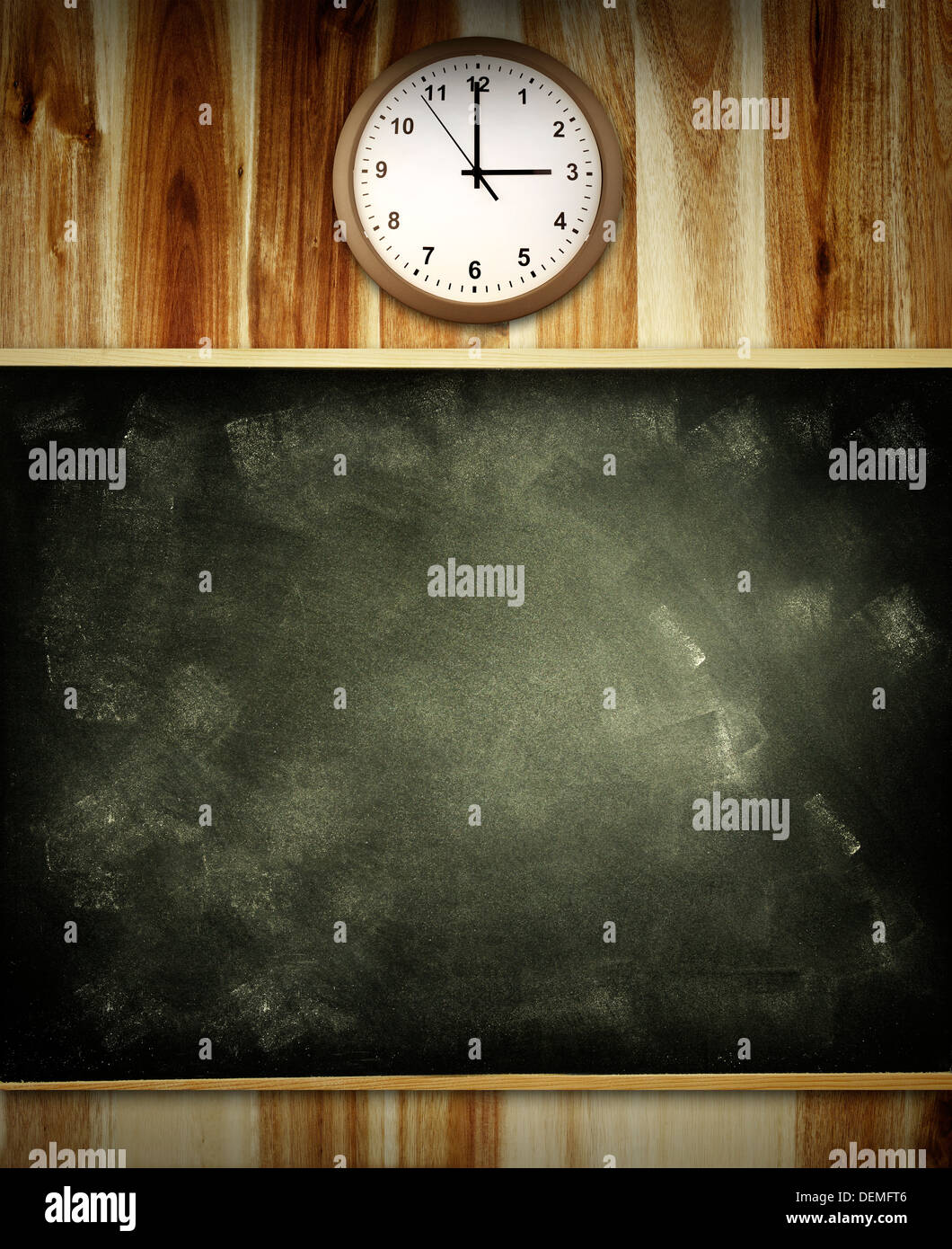 Orologio e lavagna a parete. Pubblicità spazio di copia Foto Stock