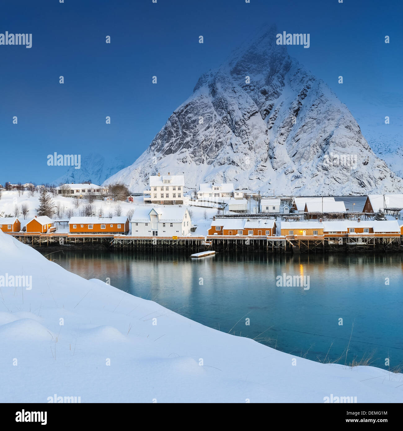 Torreggiante montagna più piccola cittadina sul mare, Lofoten, Norvegia. Foto Stock