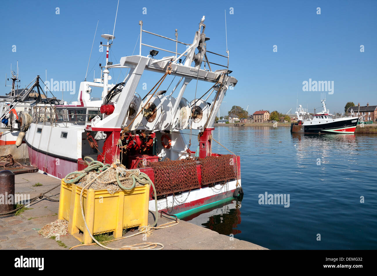 Peschereccio nel porto di Honfleur, comune nel dipartimento del Calvados nella regione della Bassa Normandia in Francia nordoccidentale Foto Stock