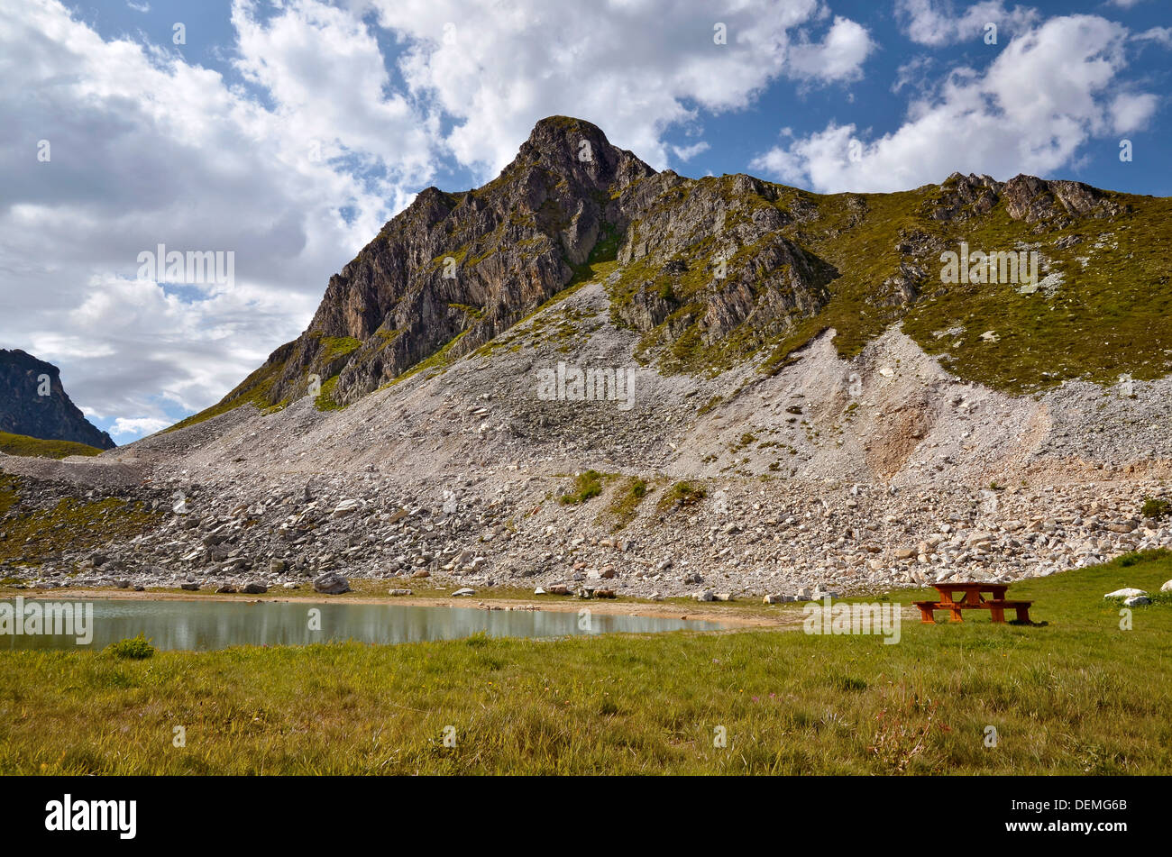 Laghetto di montagna delle Alpi francesi, al di sopra di Plagne villaggi, comune nella Valle Tarentaise, Savoie dipartimento in Francia Foto Stock