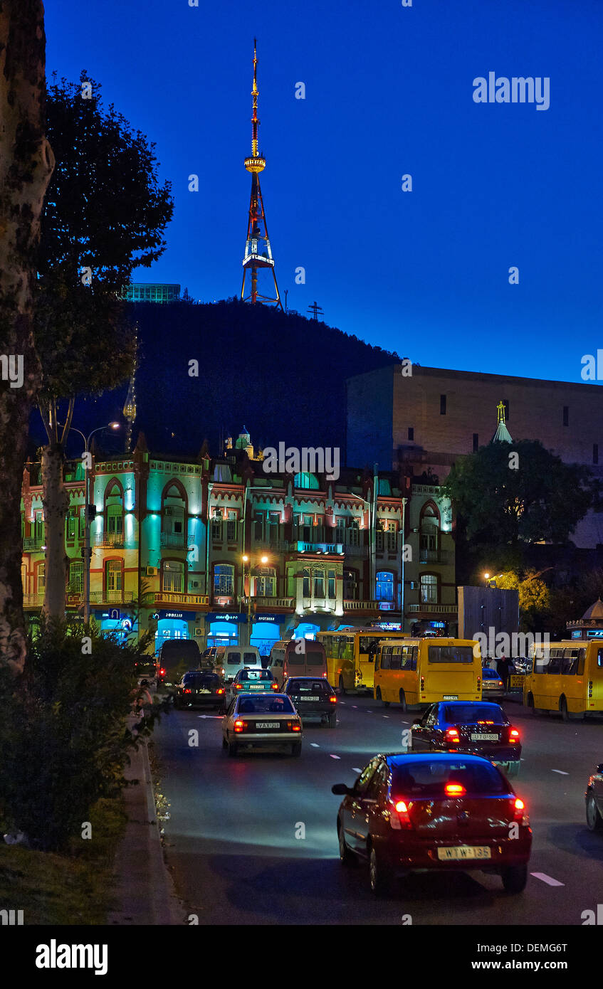 Città illuminata vista con la torre della televisione, Tbilisi, Georgia Foto Stock