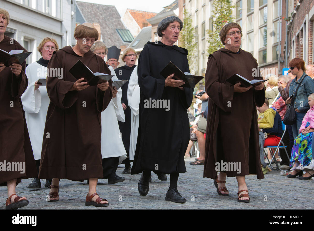 I monaci marciare in parata Foto Stock
