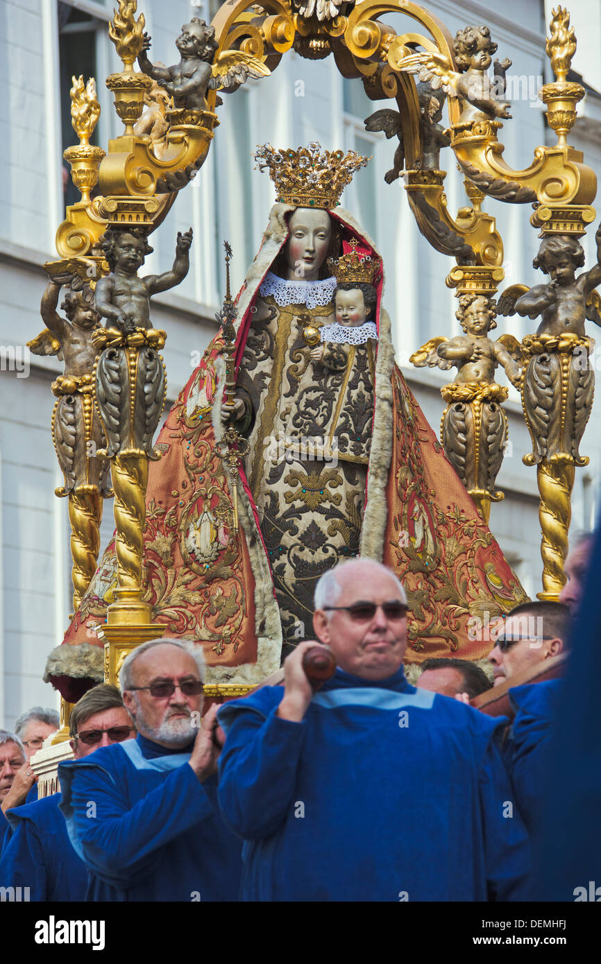 Gli uomini che trasportano la statua della Madonna fuori di Hanswijk Foto Stock