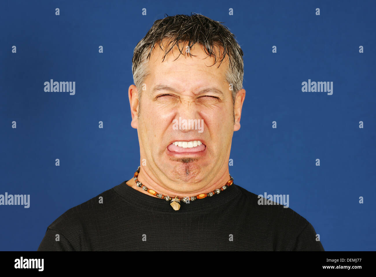 Uomo Con Divertenti Faccia Disgustata Foto Stock Alamy