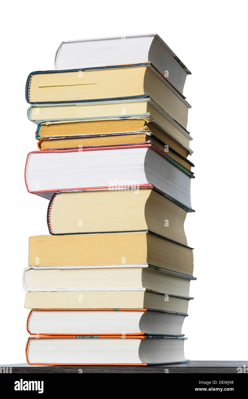 Una pila di libri diversi visto da un basso punto di vista Foto Stock
