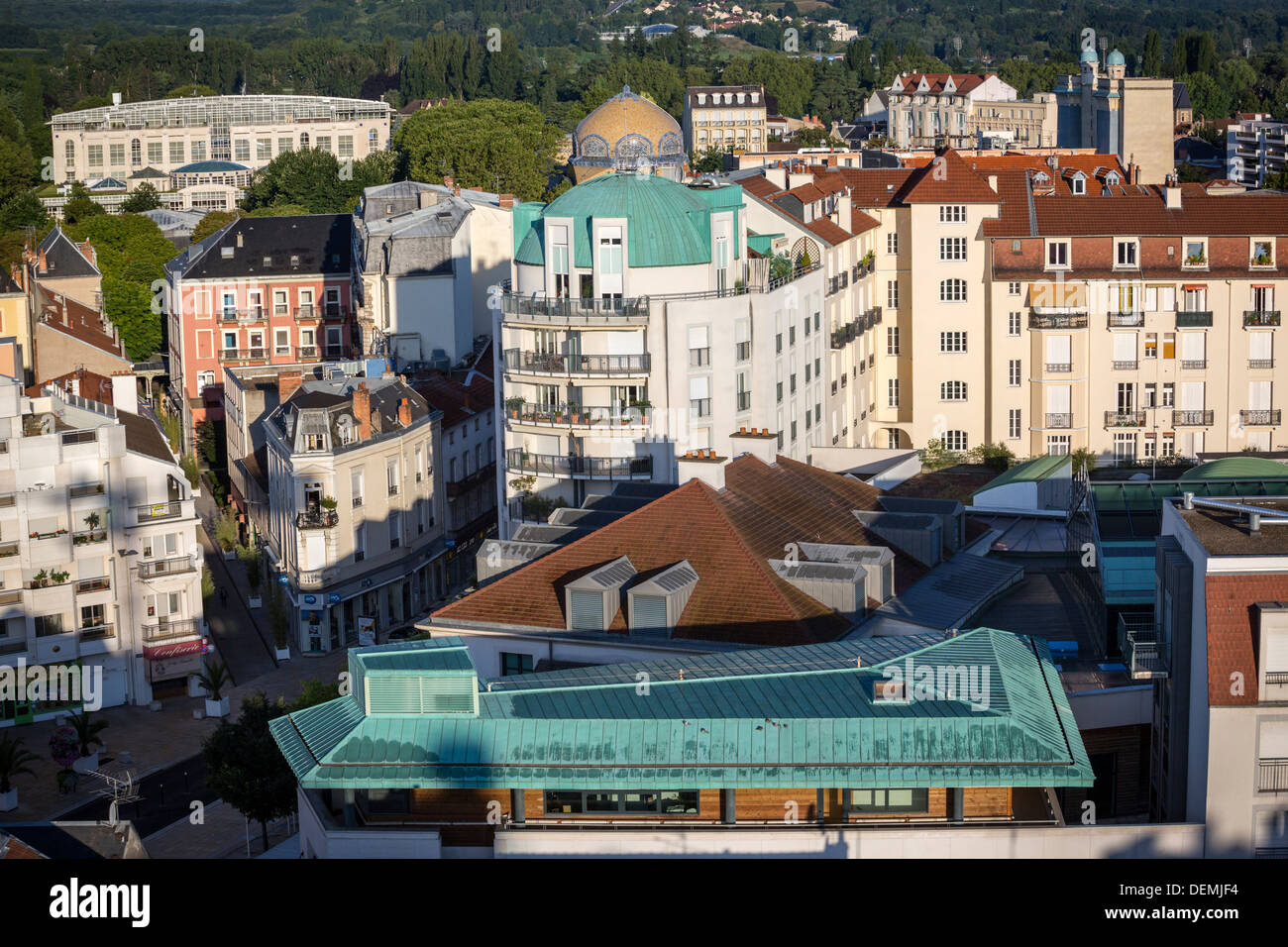 A Vichy, il 'Quattro percorsi' Shopping Centre e il neo stile moresco cupola della dome acqua-Stabilimento di indurimento (Francia). Foto Stock