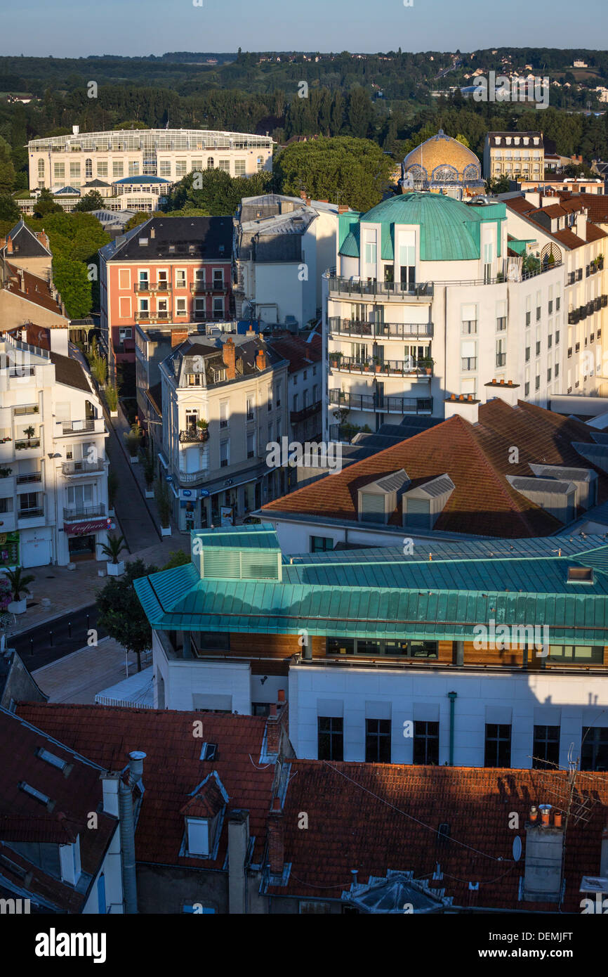 A Vichy, il 'Quattro percorsi' Shopping Centre e il neo stile moresco cupola della dome acqua-Stabilimento di indurimento (Francia). Foto Stock