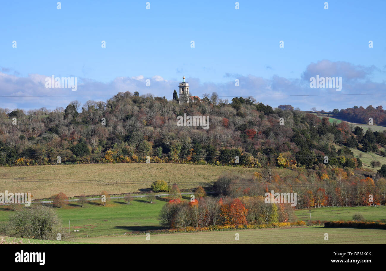 Paesaggio autunnale in Inghilterra rurale con il West Wycombe palla dorata monumento sulla cima della torre della chiesa Foto Stock