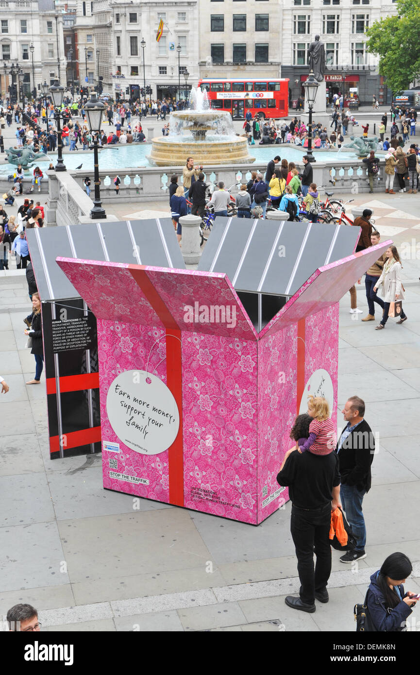 Trafalgar Square, Londra, Regno Unito. Il 21 settembre 2013. Una grande "Regalo" sorge in Trafalgar Square per evidenziare i problemi di traffico di esseri umani. Credito: Matteo Chattle/Alamy Live News Foto Stock