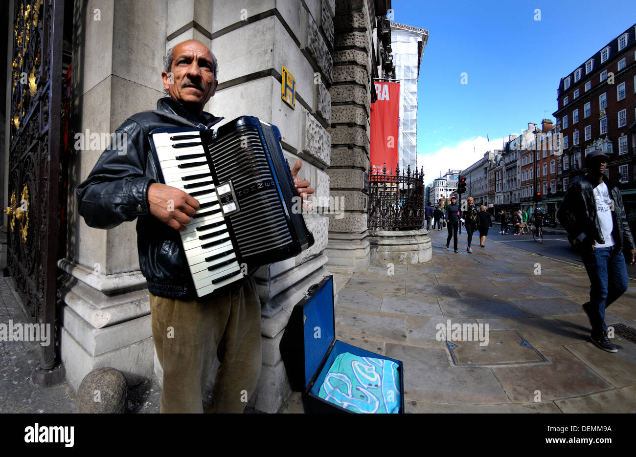 Londra, Inghilterra, Regno Unito. Uomo a suonare la fisarmonica all'esterno Burlington House di Piccadilly. Foto Stock