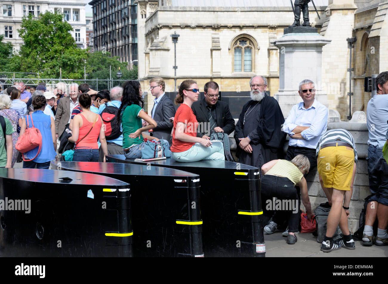 Londra, Inghilterra, Regno Unito. Westminster - Coda per la galleria pubblica in House of Commons guarda il dibattito Foto Stock